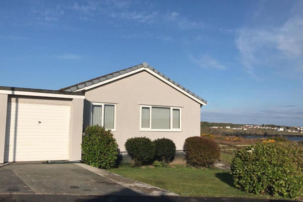 Coastal Bungalow, Sleeps 5 And Ideal For Walkers Amlwch Exterior foto